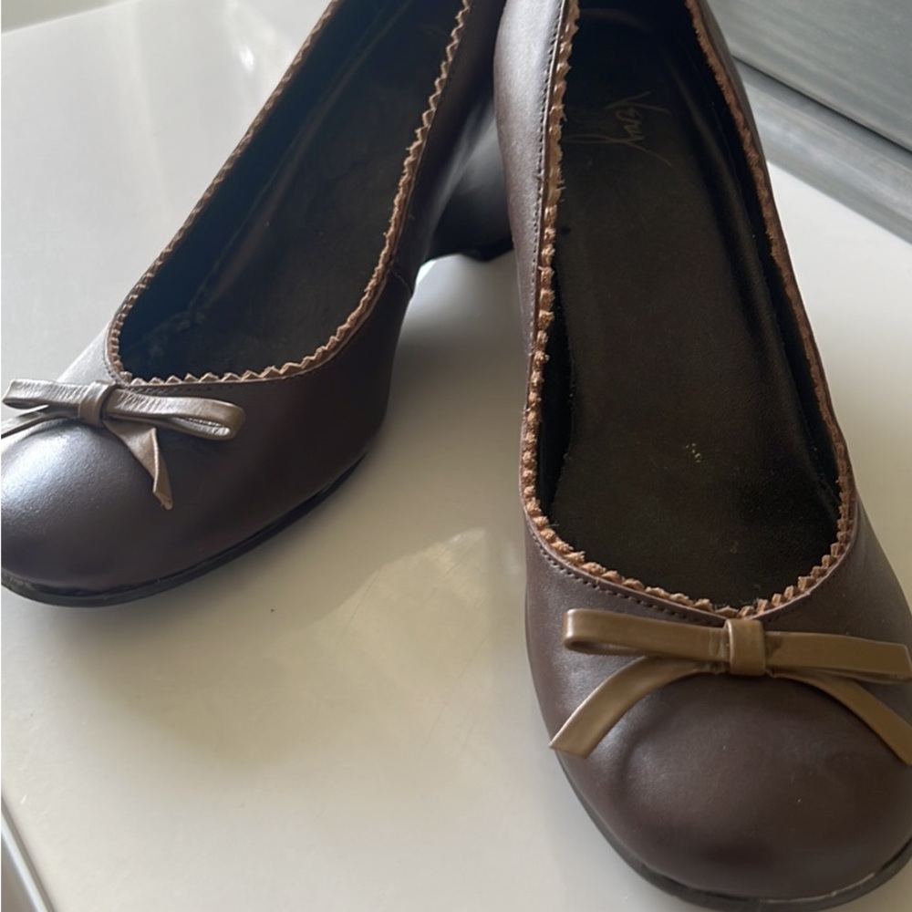 Very Volatile dressy wedge size 8.